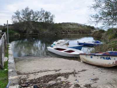 ..e osserviamo il suggestivo porticciolo turistico della spiaggia privata, allestito su un canaletto lungo una cinquantina di metri con sbocco sulla costa